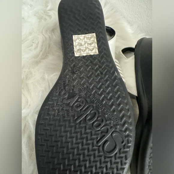 Like new Skechers sandals size 9 - Picture 5 of 6